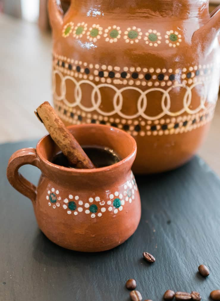 cafe de olla em barro Cerâmica mexicana com uma chávena mexicana e pau de canela