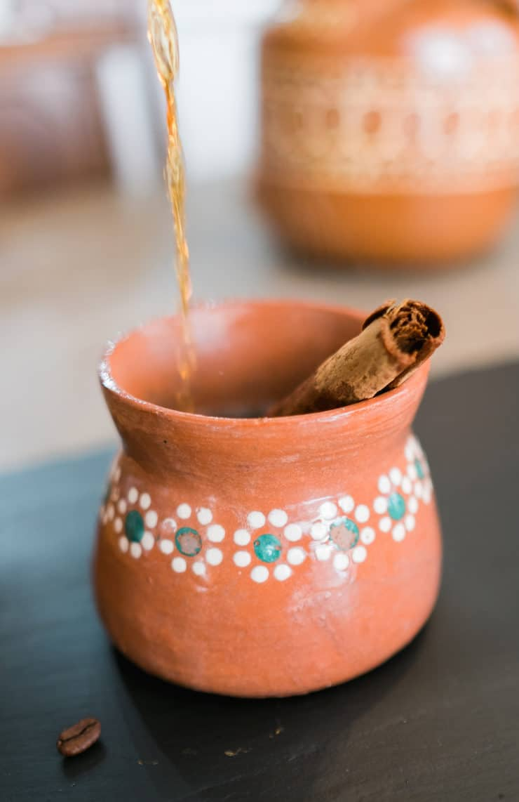 café de olla em uma xícara de barro mexicana