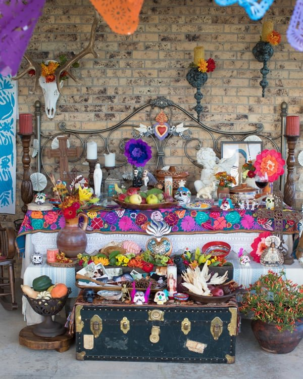 dia de los muertos altar recheado com os tradicionais Elementos do Dia do Altar Morto