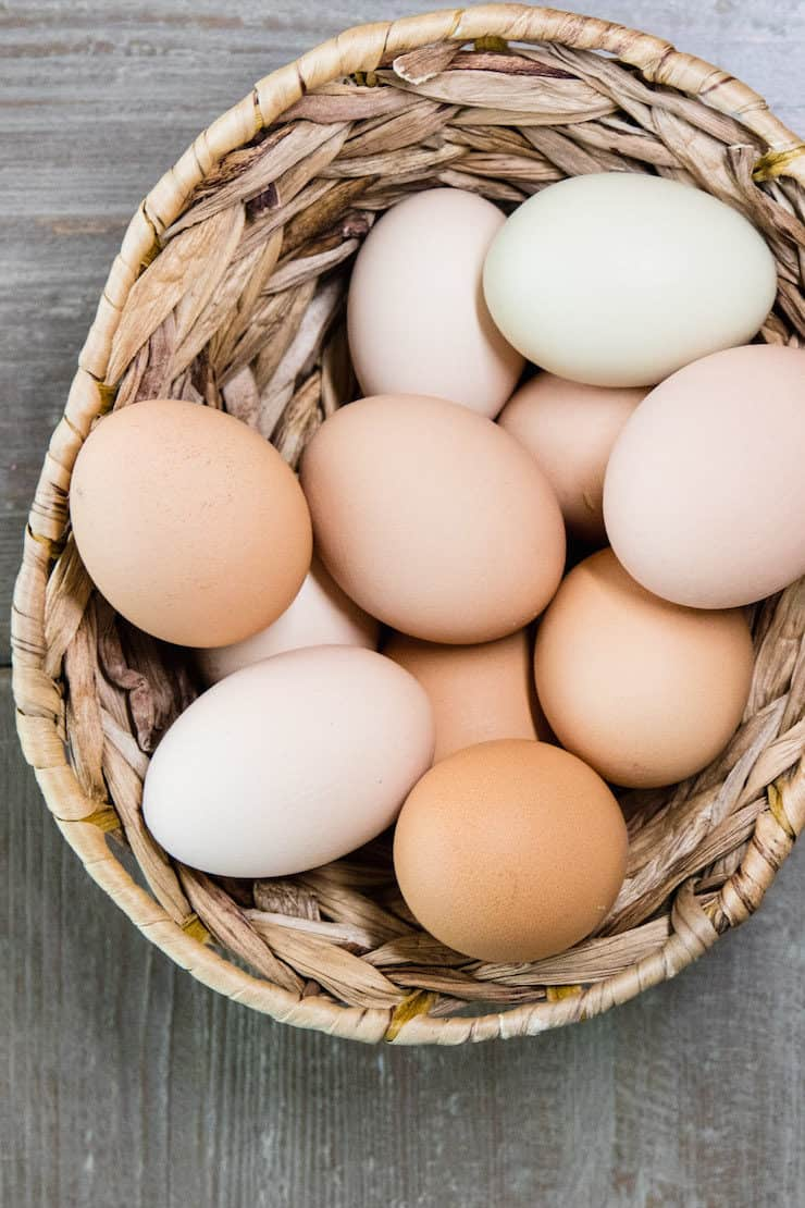cesta de ovos frescos da fazenda na mesa da cozinha