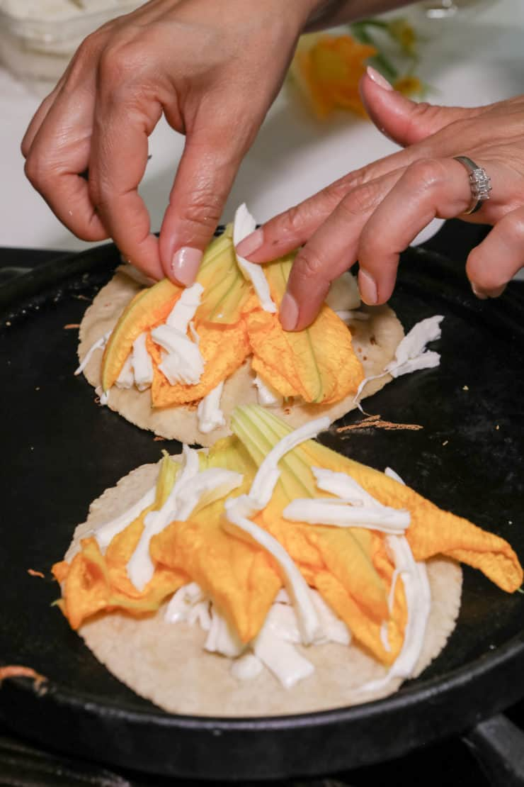 montagem de quesadillas de squash blossom para grelhar