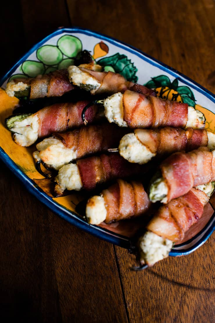 Poppers Jalapeño Embrulhados com Bacon em bandeja colorida