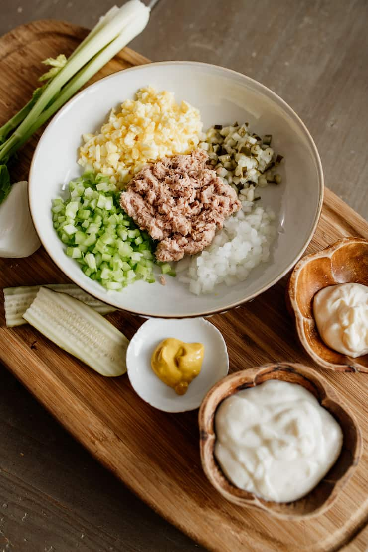 ingredientes preparados para fazer salada de atum: iogurte de atum maionese de mostarda ovos de cebola pickles aipo