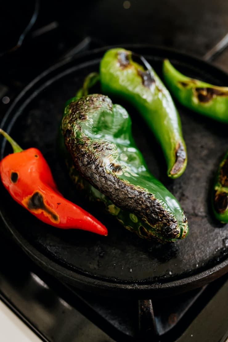 Pimenta mexicana assada em uma frigideira de ferro fundido