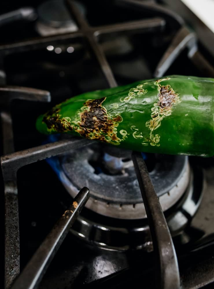 foto de como assar um chile sobre o queimador de gás de um fogão