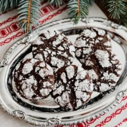 biscoitos de Natal de chocolate mexicano numa bandeja de prata
