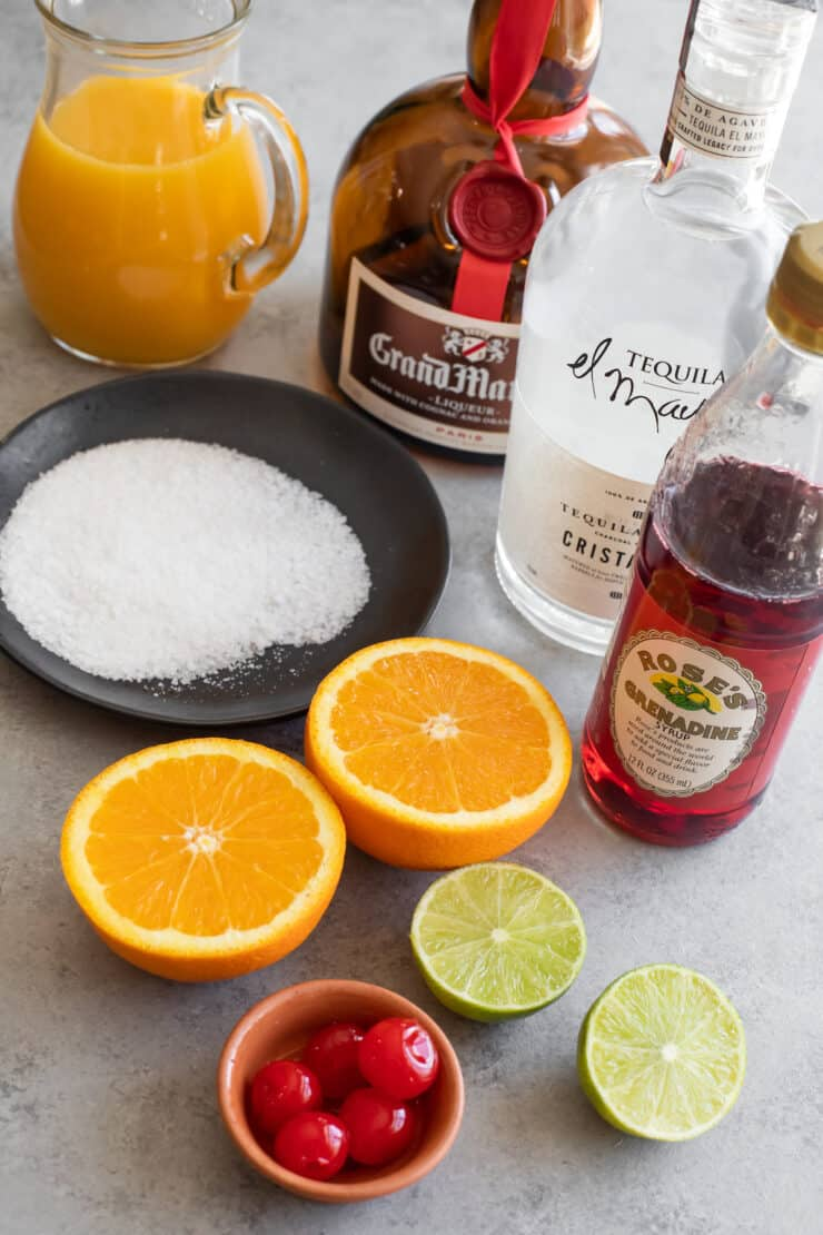 suco de laranja, grand marnier, tequila, granadina e frutas frescas preparadas para fazer margaritas congeladas ao nascer do sol
