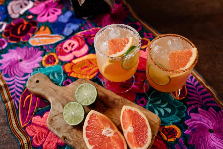 Corredor mexicano colorido com dois copos de coquetel Paloma
