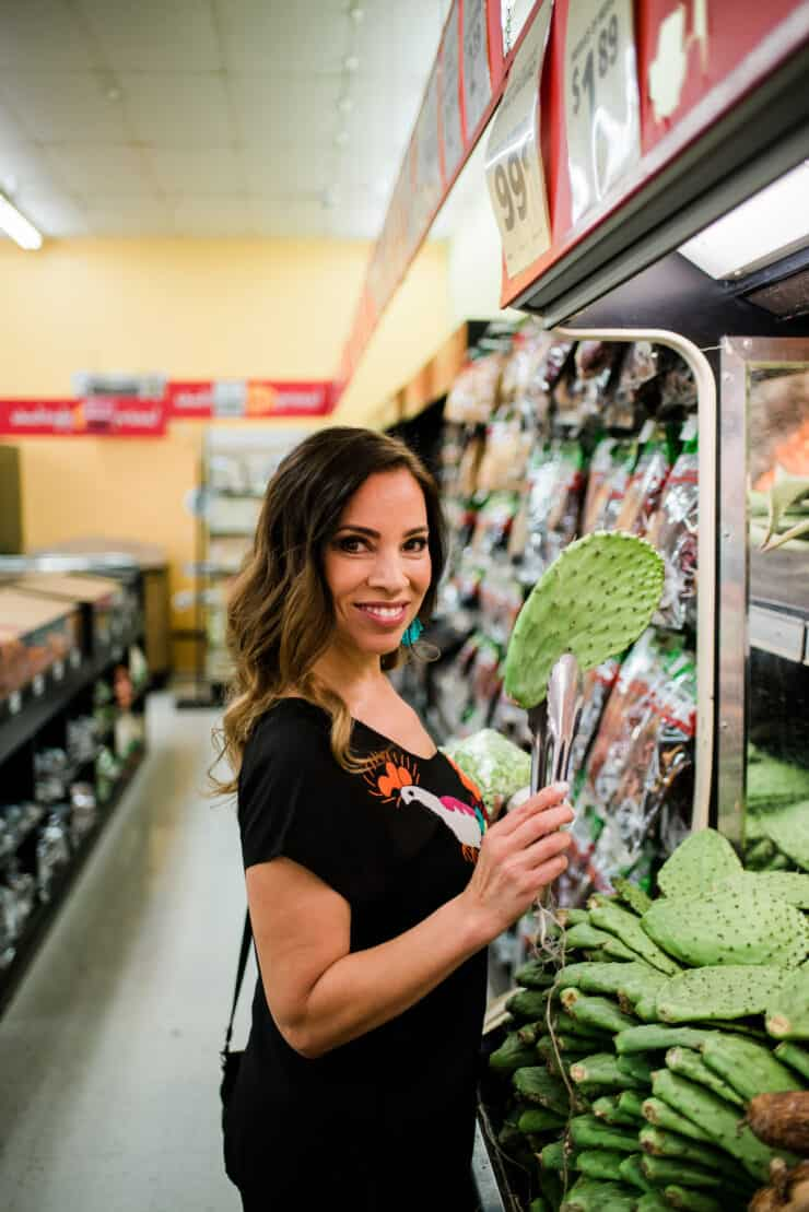 Yvette Marquez Denver Latina blogger de comida em uma mercearia latina com uma pinça