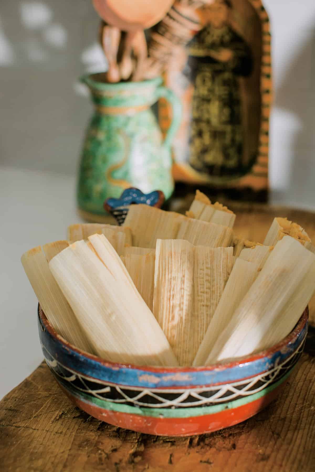 uma tigela de colheita mexicana cheia com tamales preparados de especiarias de abóbora