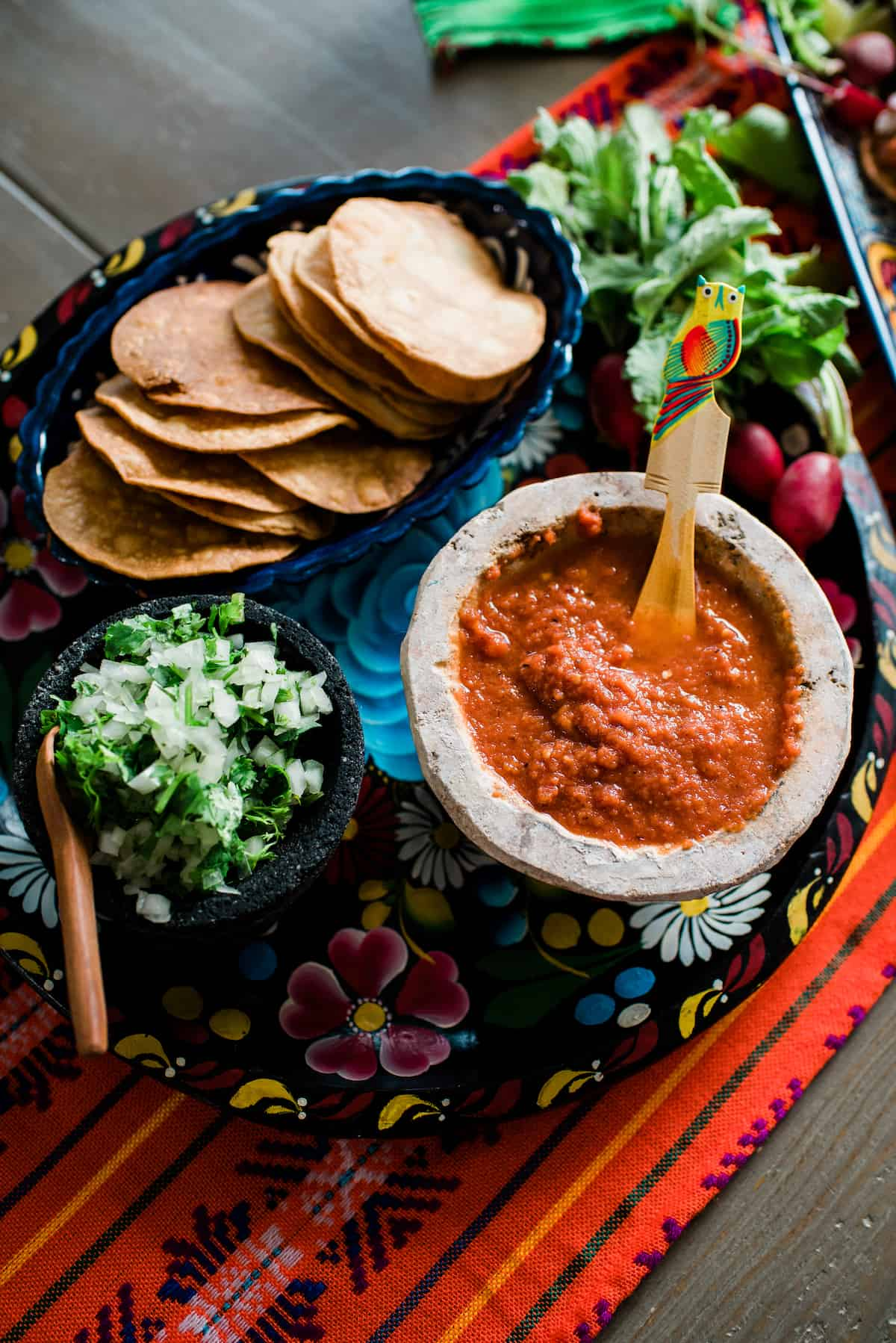 Chile de Arbol Salsa, tostadas, coentro e cebolas numa travessa de cerâmica mexicana para serem servidas com estas tostadas de língua de boi, também conhecidas como tacos de língua de boi