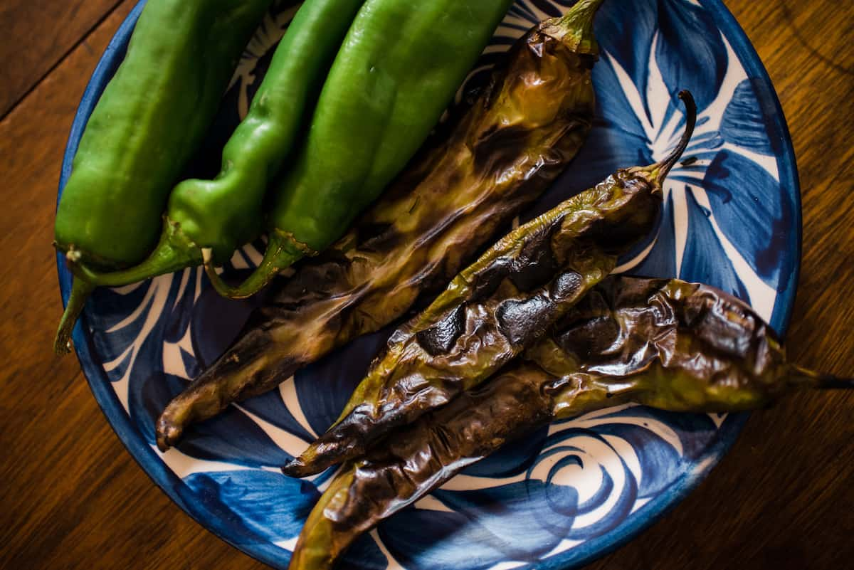 pimentos chilenos frescos e assados num prato azul e branco