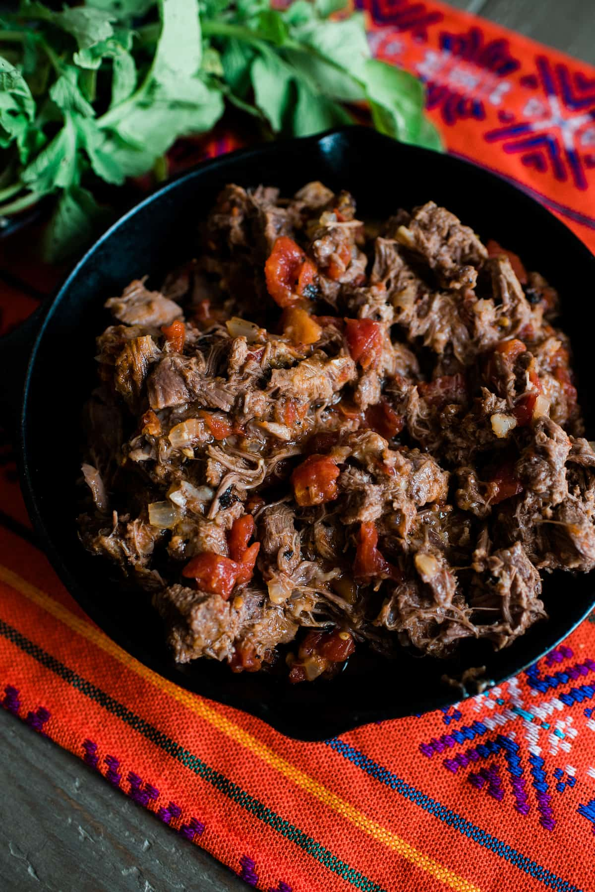 frigideira recheada com esta receita lenta de língua de bife cozido em molho de tomate num corredor mexicano