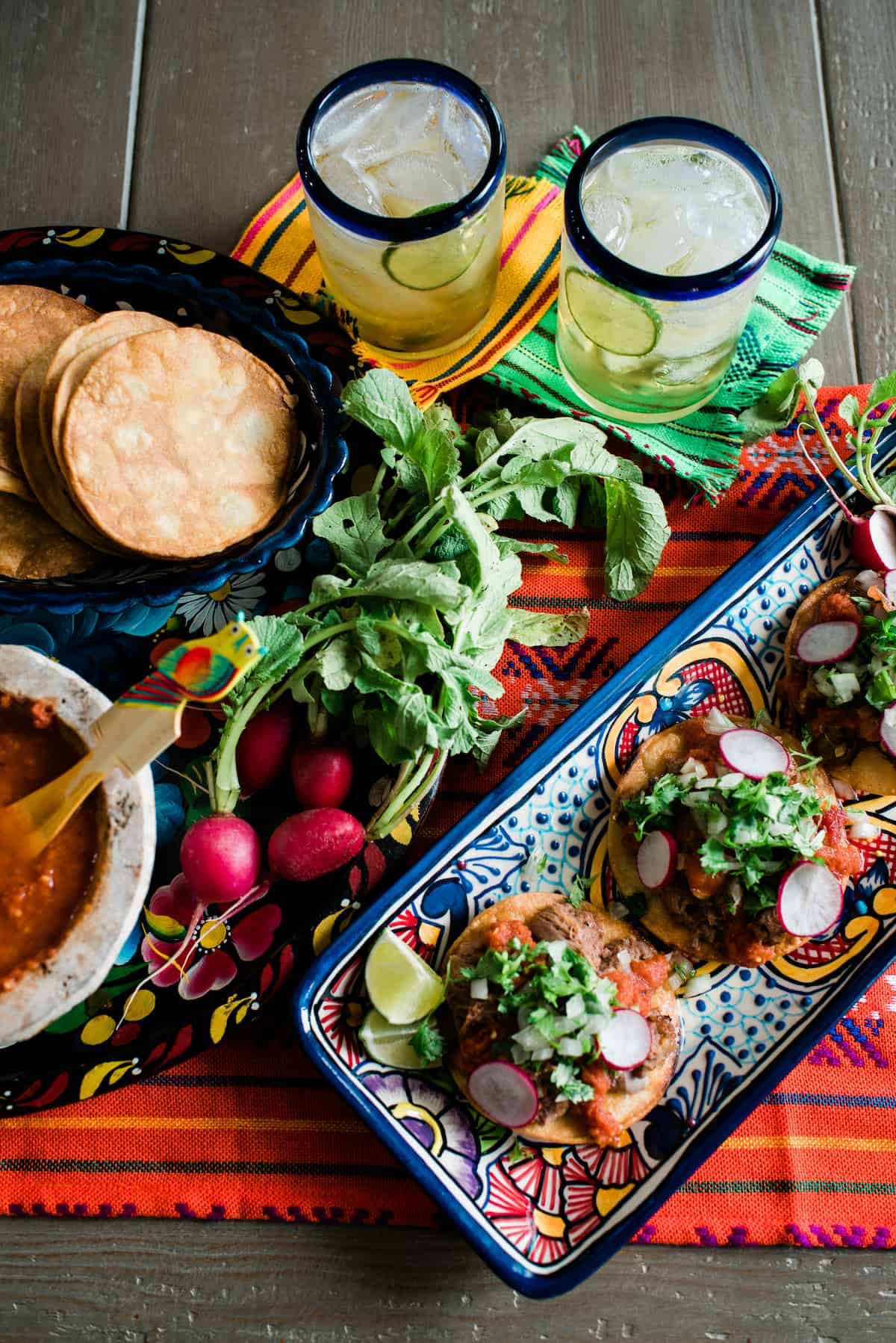 receita de lengua cozida lentamente servida como tostadas de lengua em cerâmica mexicana prato tradicional mexicano com margaritas e salsa chilena de Arbol