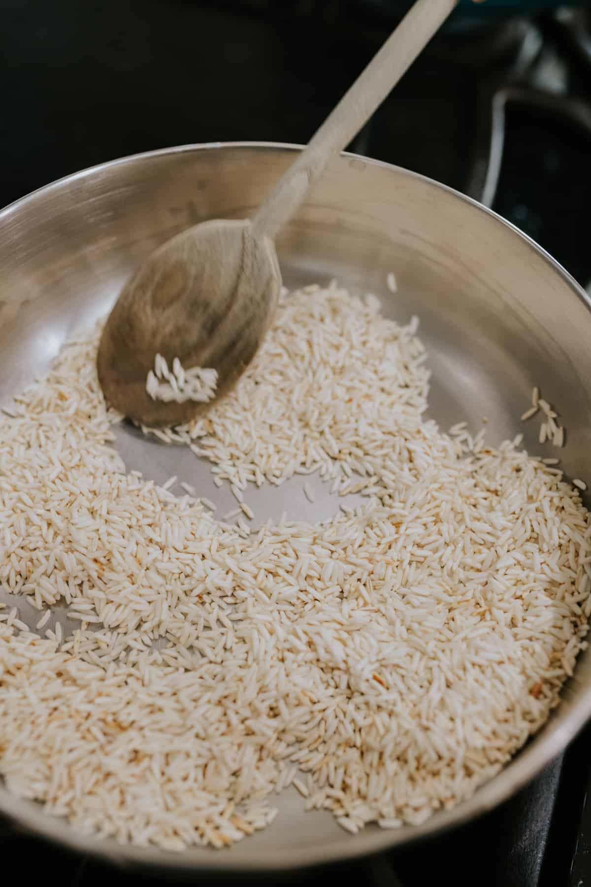 torrar arroz de grãos longos em uma frigideira