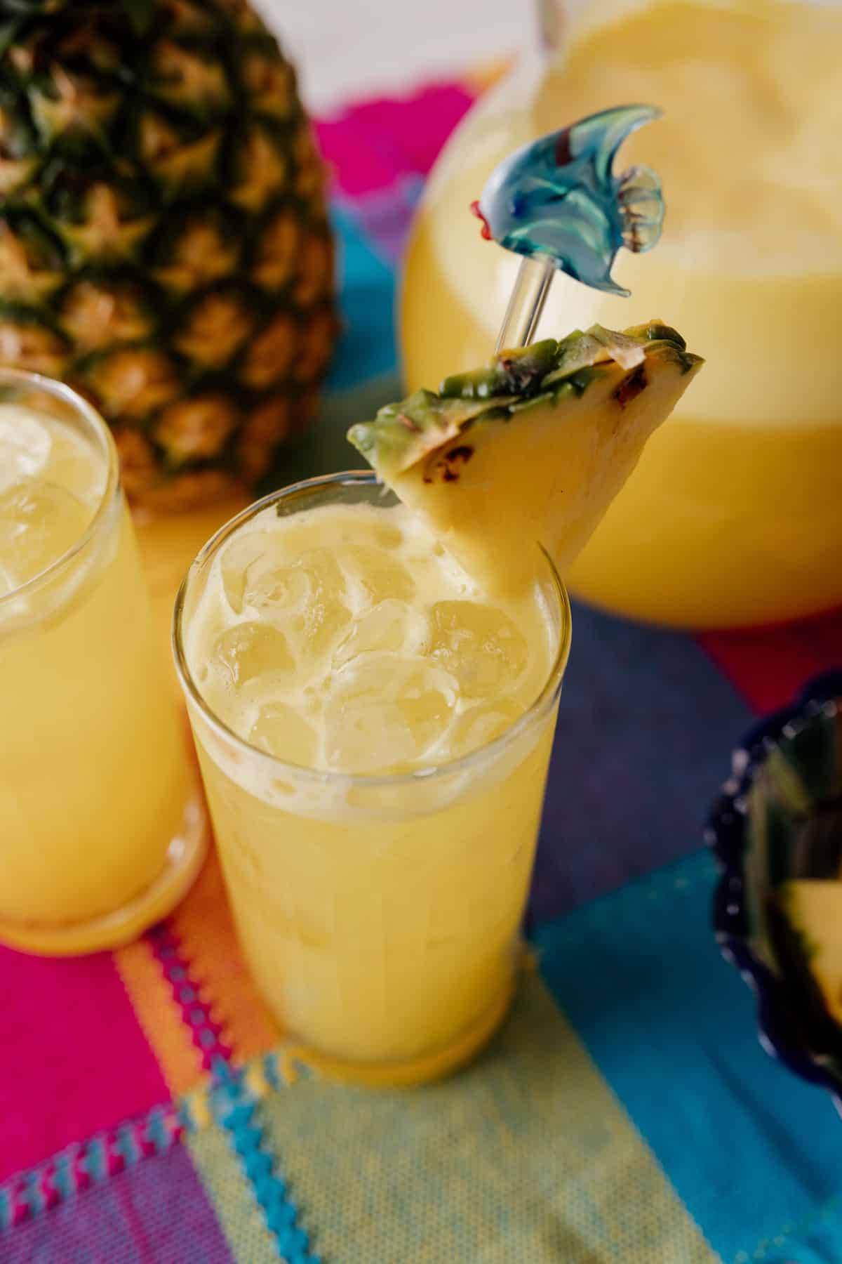 água de ananás num copo alto e transparente