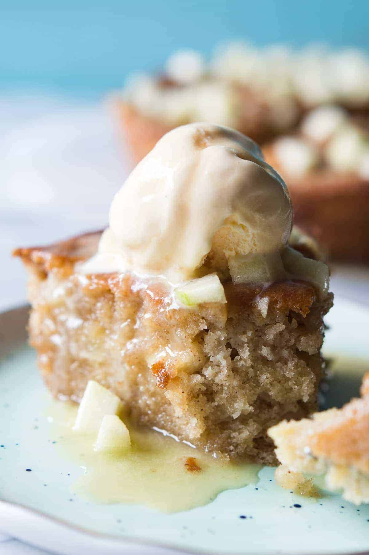O bolo de maçã Caramelo Skillet está repleto de pedaços de maçã, regado com uma cobertura de caramelo caseira, e é perfeito para assar Fall baking!