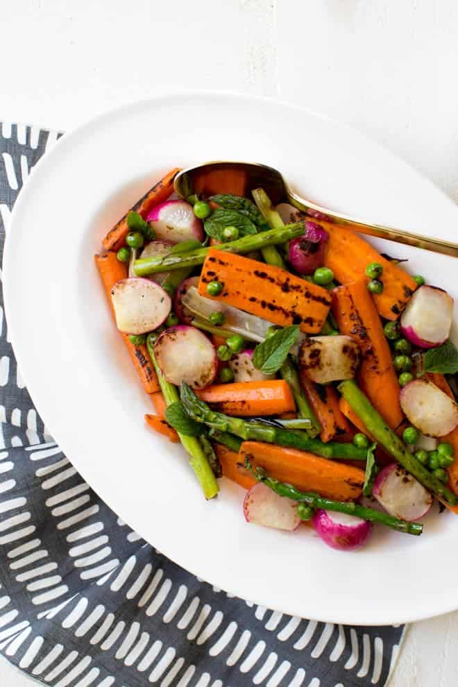 Charred Spring Vegetables with Herbed Carrot Top Dressing é um prato simples, fácil e delicioso! #mpring #vegetables #sidedish #carrottop #carrottop #dressing #recipe