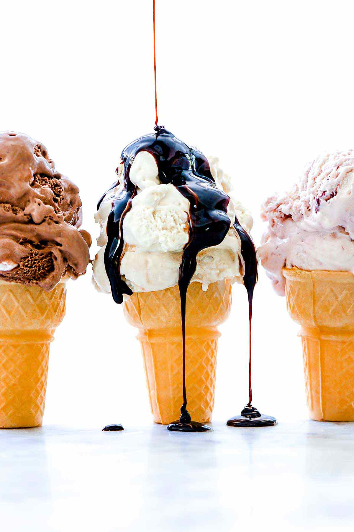 Easy 3-Ingredientes Molho de Chocolate | foodiecrush.com #chocolate #icecream