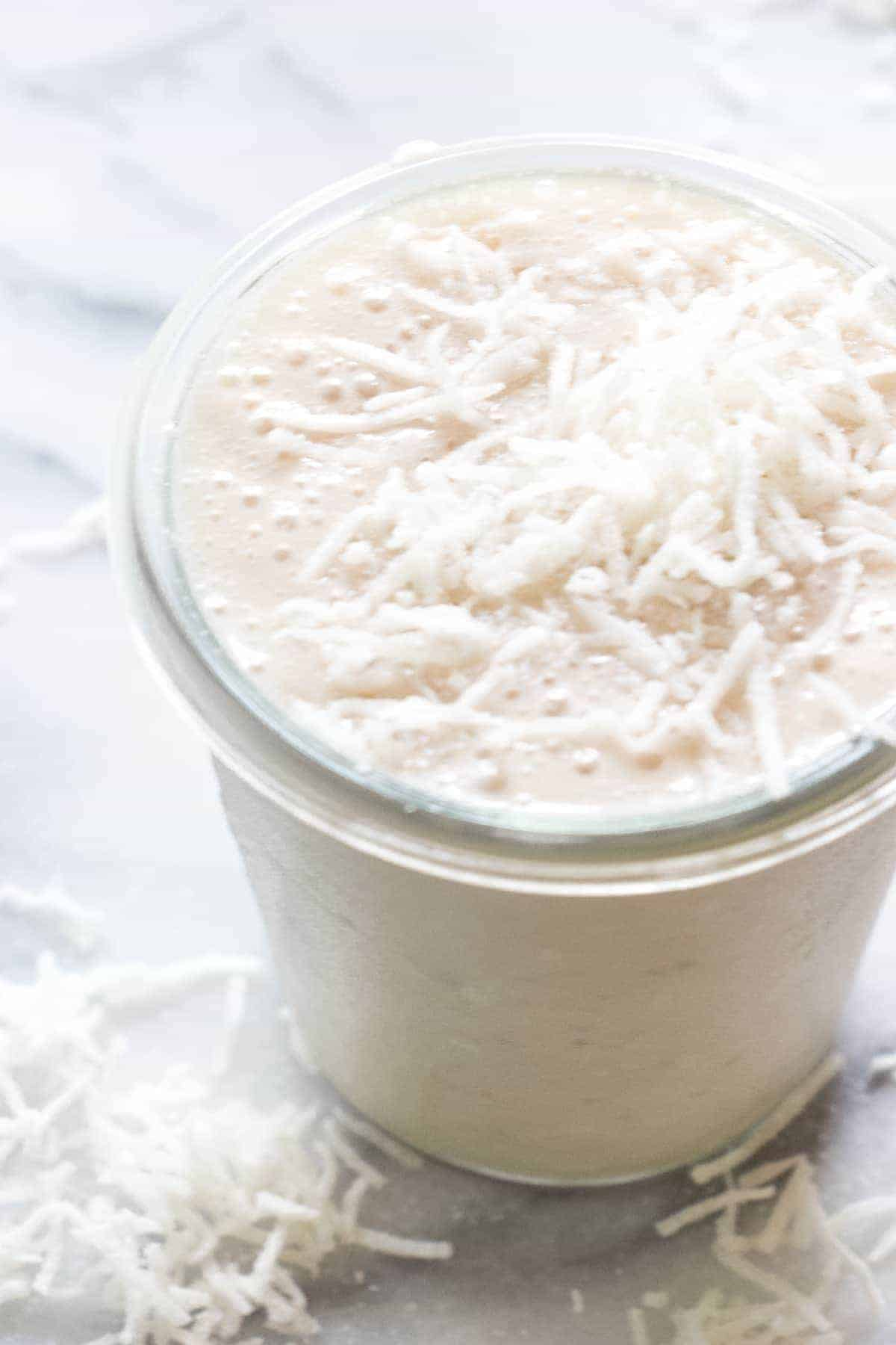 Smoothie de Coco. Este smoothie está carregado com sabor de coco! Feito com leite de coco e outros ingredientes naturais, esta é garantidamente a melhor maneira de começar o dia!