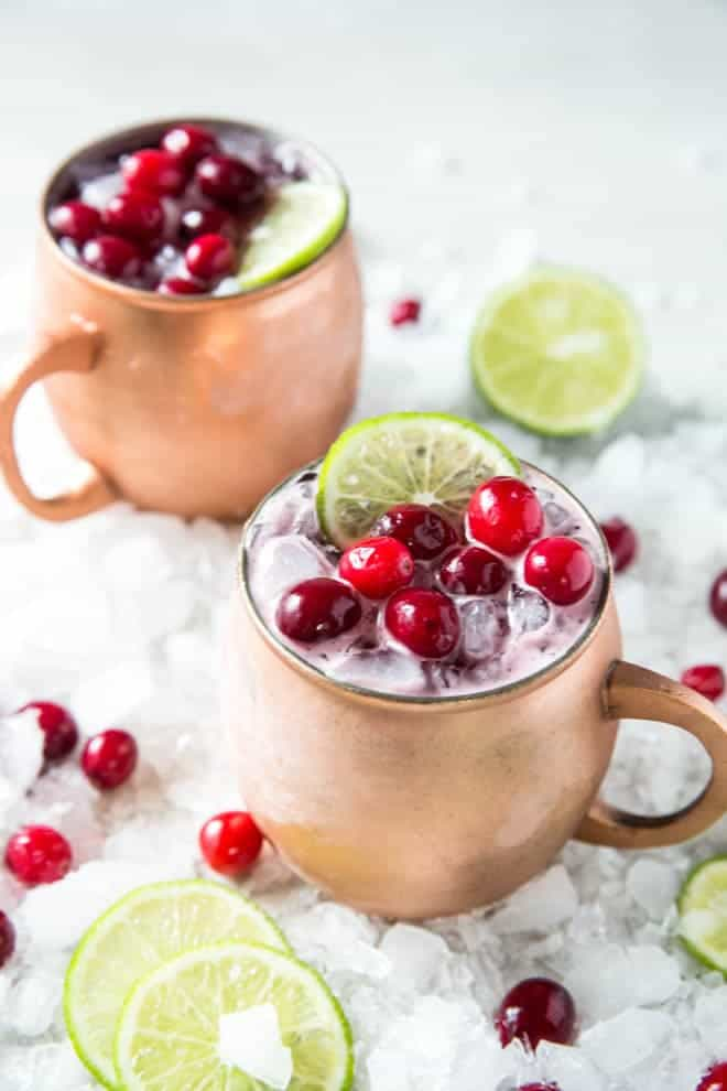 Agite uma Cranberry Moscow Mule e sirva este cocktail festivo no seu próximo jantar ou celebração festiva! #crcrania #moscow #mule #bebida #receita