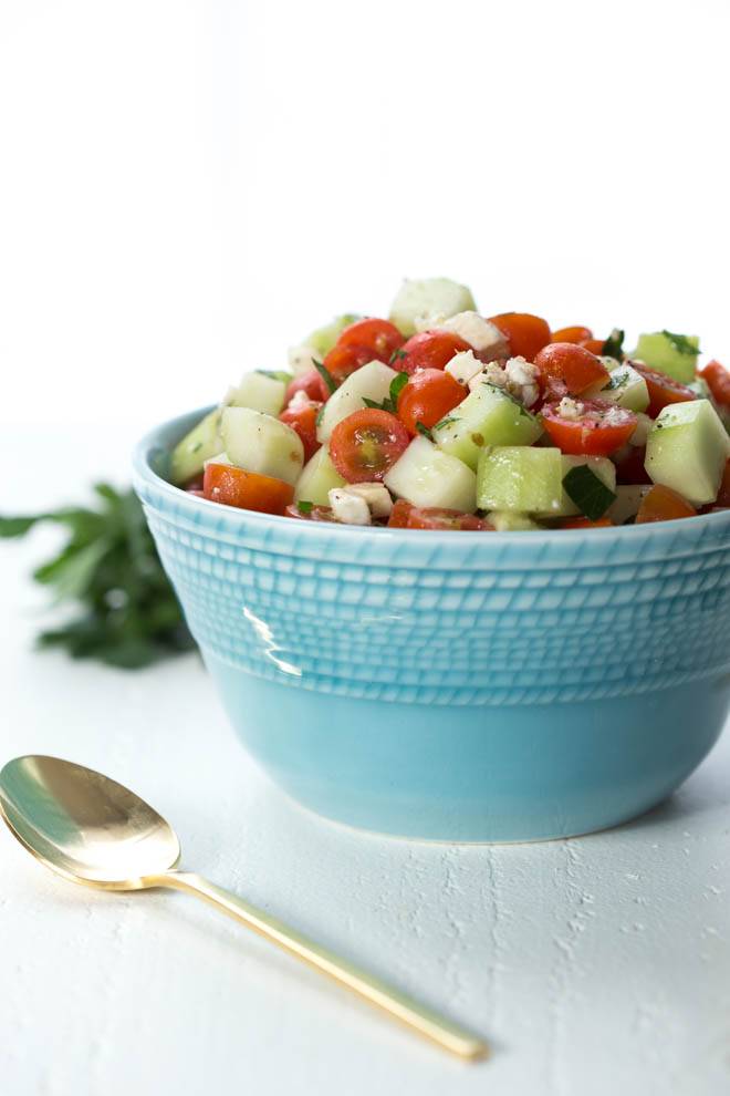 Salada de Pepino e Tomate é um simples acompanhamento feito com tomate fresco, pepino, queijo feta e muito mais!