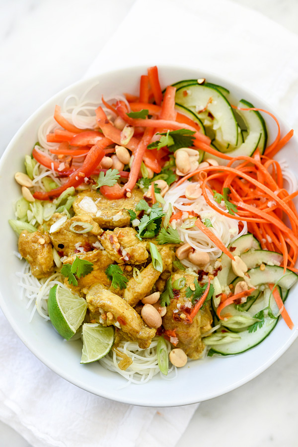 Caril de Frango Vietnamita e Arroz Noodle Salad Bowl | foodiecrush.com