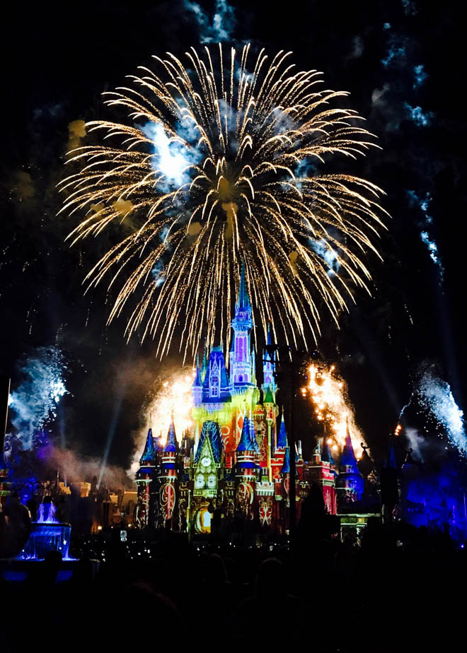 Walt Disney World's Magic Kingdom oferece infinitas oportunidades para experimentar a magia da Disney. Este guia oferece cinco experiências mágicas extras no Disney's Magic Kingdom, incluindo uma festa de sobremesa, magia matinal e muito mais! #WaltDisney