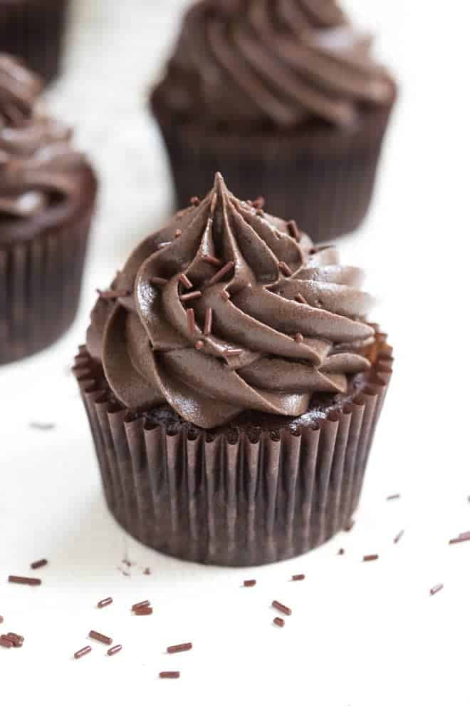 Cupcakes de Chocolate Mexicano sem farinha são uma deliciosa sobremesa sem glúten, feita com um rico bolo de chocolate e coberta com cobertura de gelado de queijo creme de chocolate! Um toque de pimenta-de-caiena acrescenta um toque divertido para criar um deleite picante.