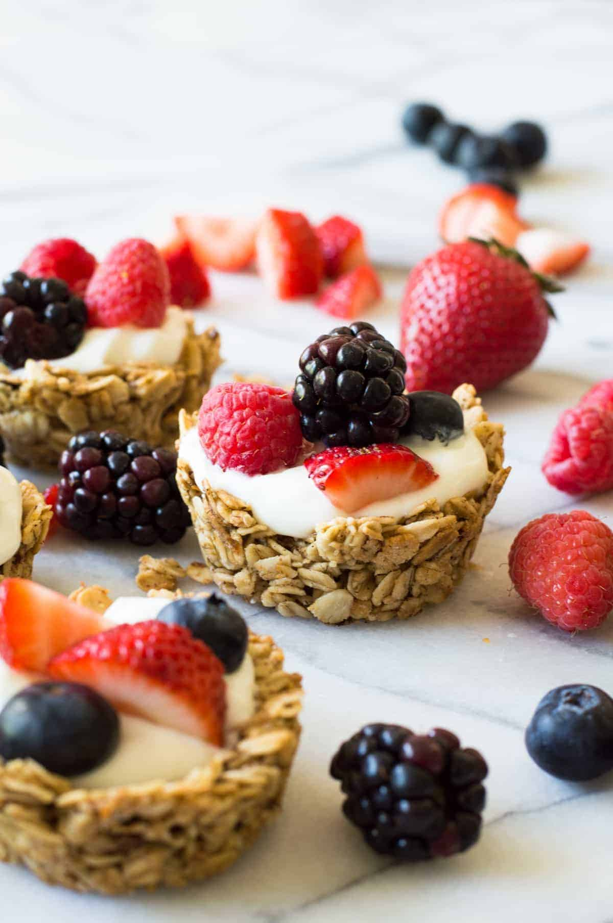 Estes copos de Granola de Frutas e Iogurte são super fáceis de fazer para o pequeno-almoço! Encha com o seu iogurte favorito e frutas frescas para uma refeição completa e saudável!