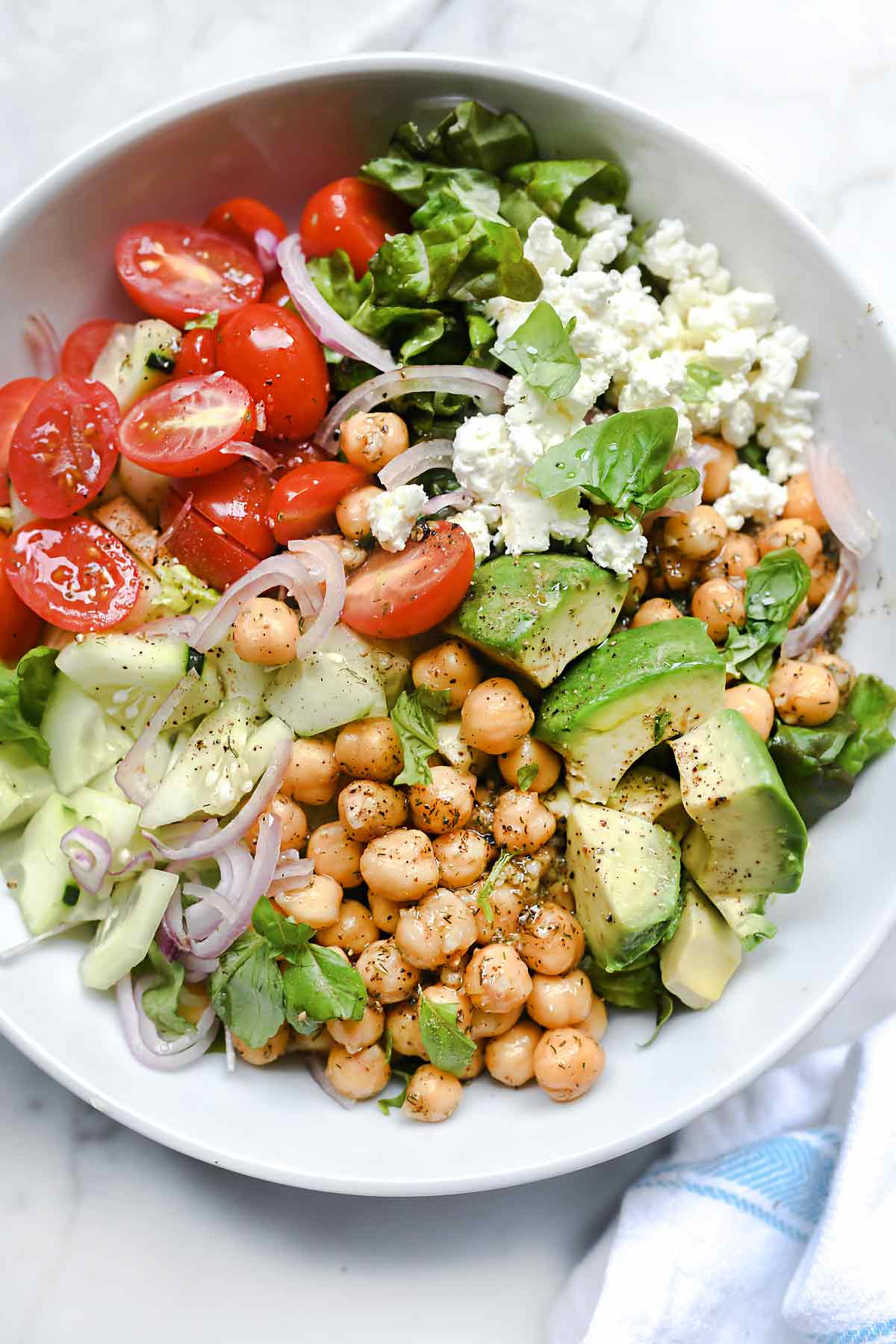 Salada verde crocante com grão de bico e abacate | foodiecrush.com #salad #avocado #recipes #lunch #chickpeas