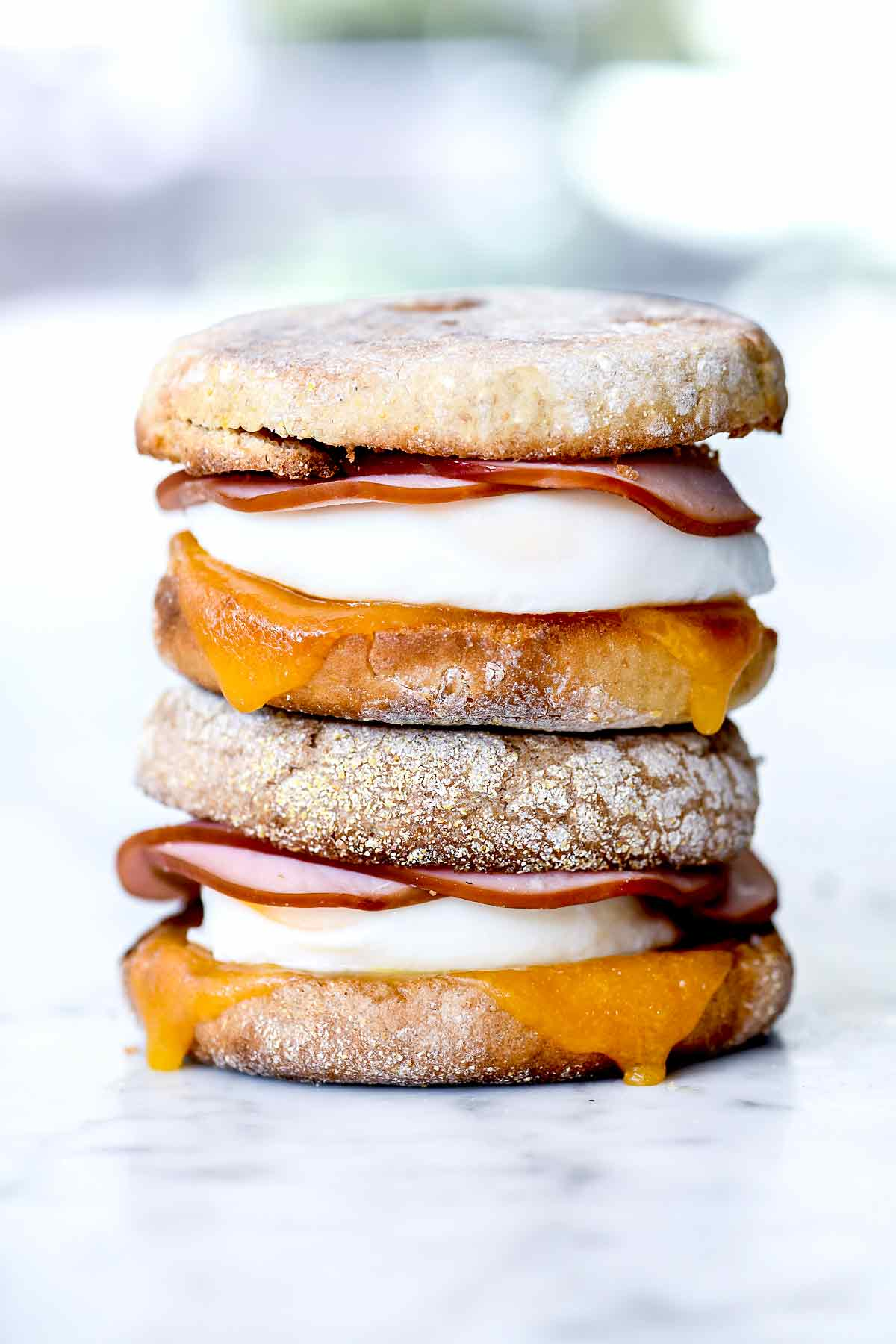 Receita de Ovo McMuffin Saudável Feito em Casa | foodiecrush.com #saudável #homememade #breakfast #sandwich #freezer #mcmuffin