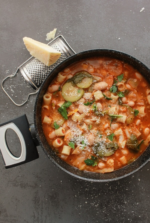 Sopa de Legumes Italiana, um delicioso bem para você cheio de receitas de sopa vegetariana, rápida, fácil, vegana e vegetariana a sopa de comida perfeita conforto.|palmeirofoods.com