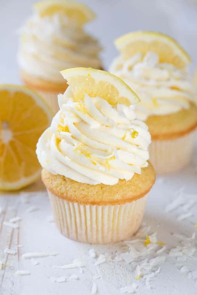 Cupcakes de Coco Limão com Cobertura de Baunilha com Manteiga de Baunilha são uma delícia deliciosa embalada com o sabor mais fresco de limão! Faça uma dúzia para partilhar com os seus amigos e família. #meyer #lemon #cupcakes #cupcakes #dessert