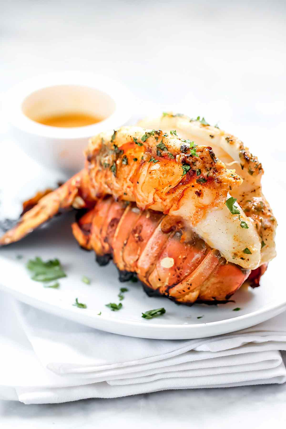 Rabos de lagosta grelhados com manteiga de pimentão defumada | foodiecrush.com