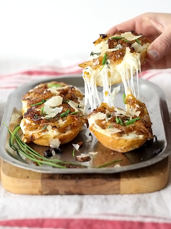 O French Onion Cheese Cheese Bread é ooey, gooey e totalmente viciante