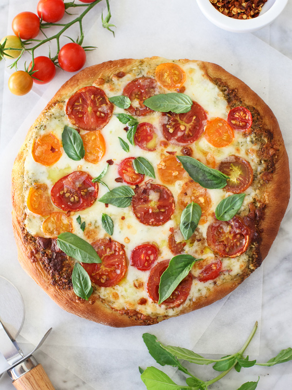 Pizza Pesto com Tomate Fresco e Mozzarella