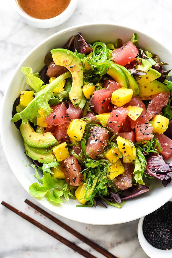 Ahi Tuna Poke Salada de Abacate e Manga com um molho super simples de 3 ingredientes | foodieccrush.com #salad #lunch #ahi