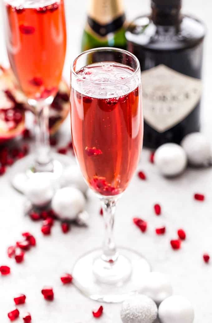 Pomegranate French 75 é a bebida perfeita para adicionar às torradas com esta época festiva e um brunch obrigatório! Fervilhante, doce e floral, com um toque de sabor ácido da romã. #French75 #pomegranate #cocktail #champagne #champagne #newyearseve #valentinesday #brunch