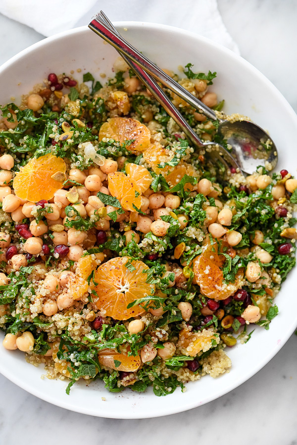 Salada de Quinoa e Kale Protein é uma forma totalmente fresca e fácil de comer saudável | foodiecrush.com