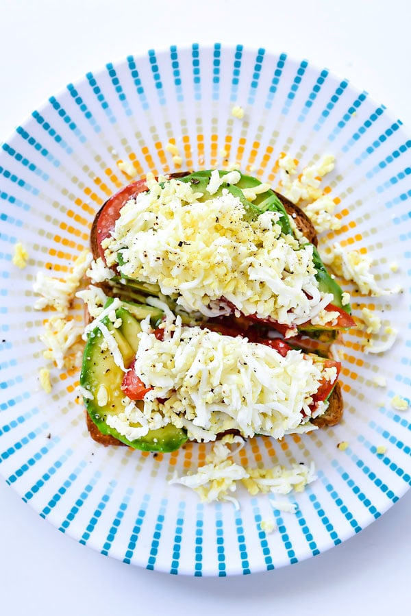 Torradas de Abacate com Tomate e Ovo Cozido | foodiecrush.com