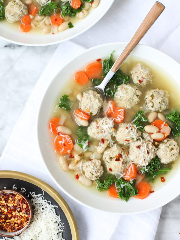 Skinny Slow Cooker Kale and Turkey Meatball Soup é uma versão saudável da sopa de casamento italiana