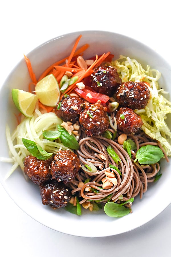 Soba Noodles com Almôndegas de Carne do Sriracha faz um almoço ou jantar fresco e saudável de inspiração asiática | foodiecrush.com