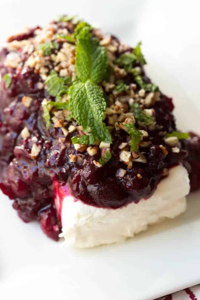 Espalhe o Cranberry Cream Cheese Spread com Pecans é um aperitivo ou receita de lanche fácil de preparar e que se junta em 15 minutos! Sirva-o no seu próximo jantar ou festa de férias.