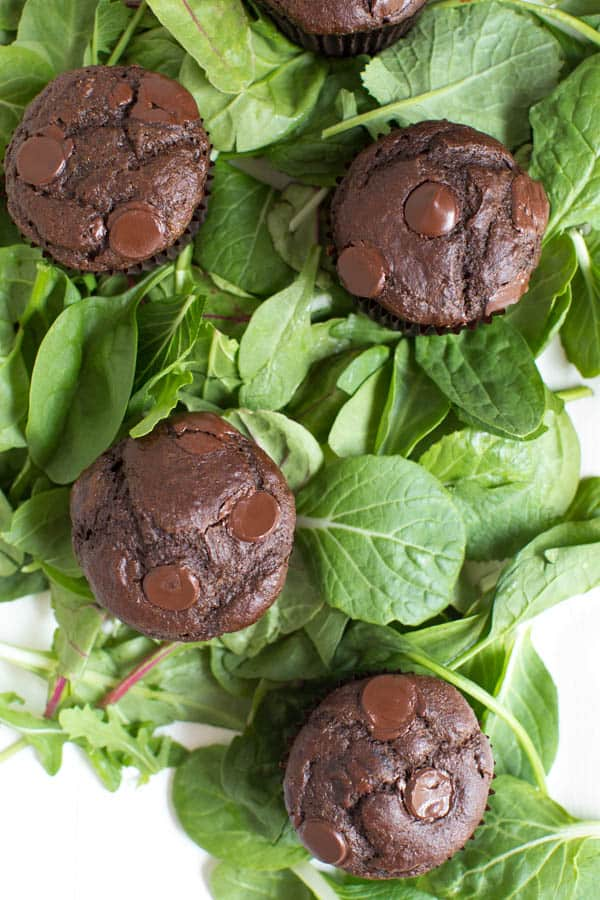 Os Muffins de Chocolate Duplo Superfood são embalados com folhas verdes, banana, chocolate e iogurte grego! Você nunca saberá que duas xícaras de chocolate verde estão escondidas nestes muffins de chocolate.