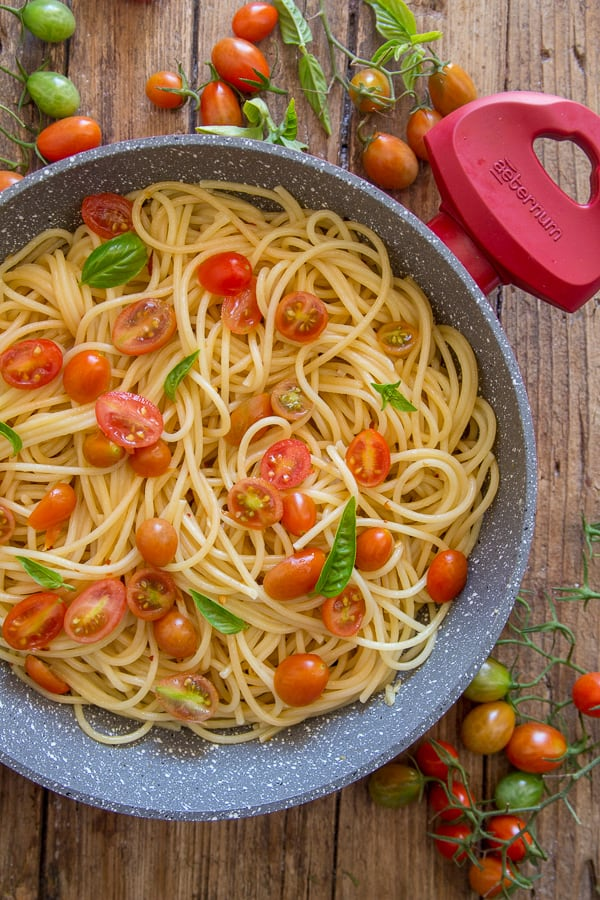 óleo de esparguete, alho e flocos de pimenta picante numa frigideira vermelha