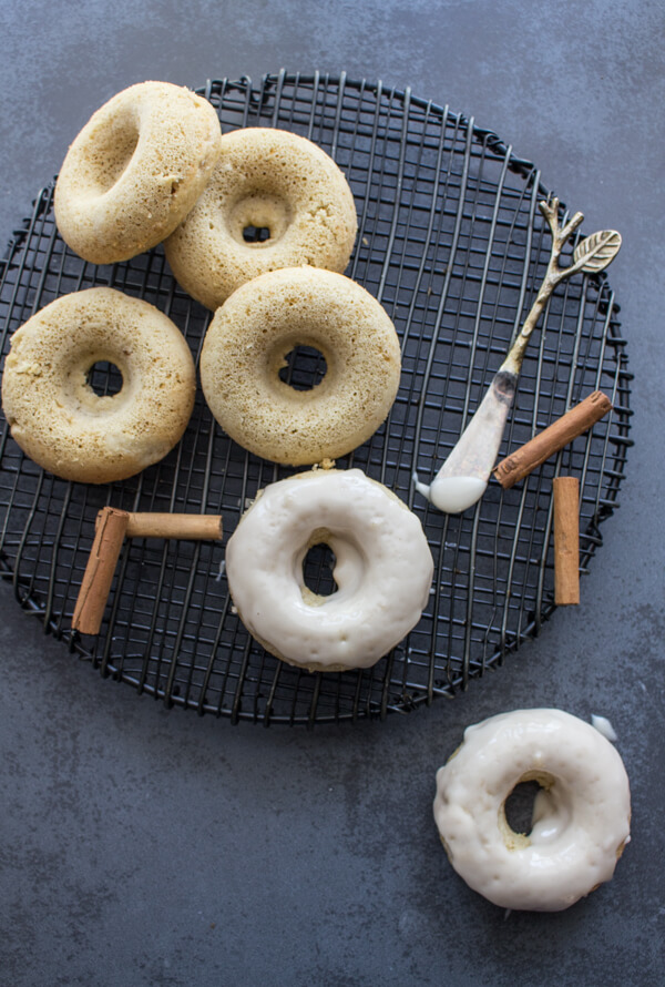 Bolo de Manteiga de Maçã Donuts um café da manhã, lanche ou sobremesa, cozido leve e macio. Coberto com uma cobertura de Ácer, torna-os perfeitos.