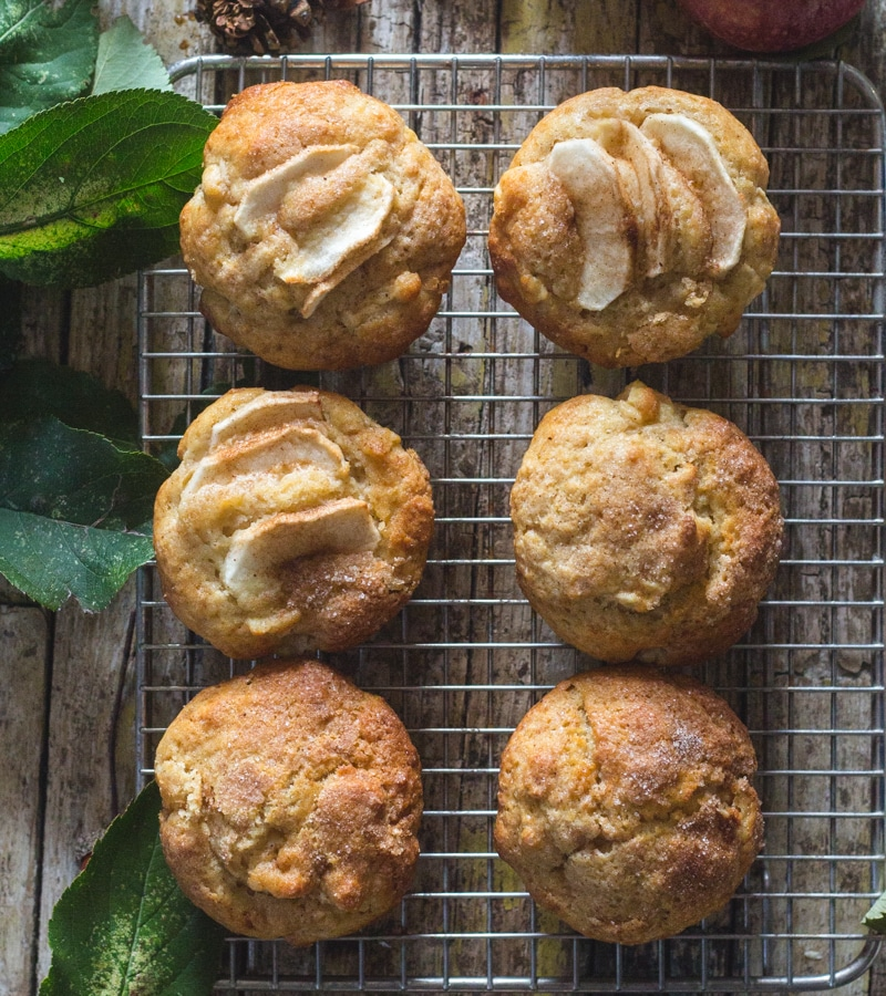muffins de maçã em uma grade de arame