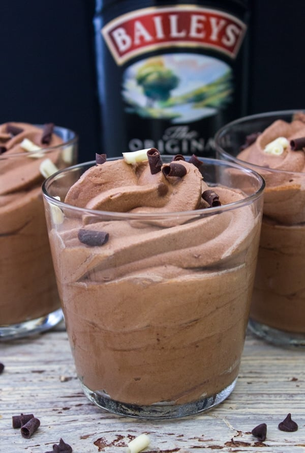 baileys mochaccino congelado num copo com flocos de chocolate