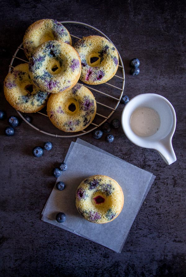 Rápido e fácil Donuts assados de mirtilo com um simples Glaze de Limão, um delicioso lanche caseiro saudável, sobremesa ou receita de pequeno-almoço.
